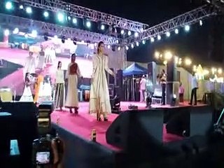 Video herunterladen: Fashion show : बच्चों ने रैंप पर बिखेरा जलवा तो साकार हुई राजस्थानी संस्कृति