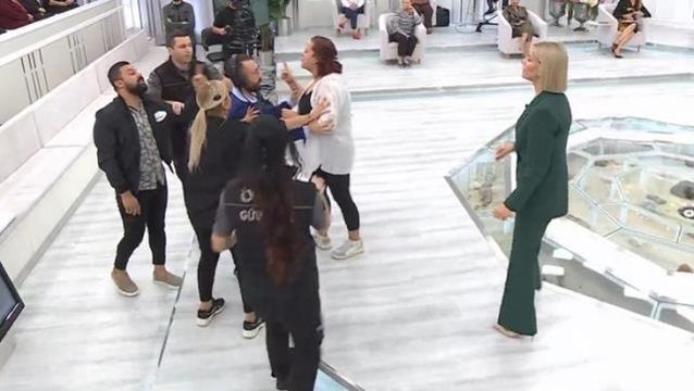 Esra Erol'da ortalık karıştı! Yasak aşkıyla düğün yapan kocasıyla yüzleşen kadın, canlı yayında deliye döndü