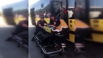 Otobüste rahatsızlanan yolcu ambulansla hastaneye kaldırıldı