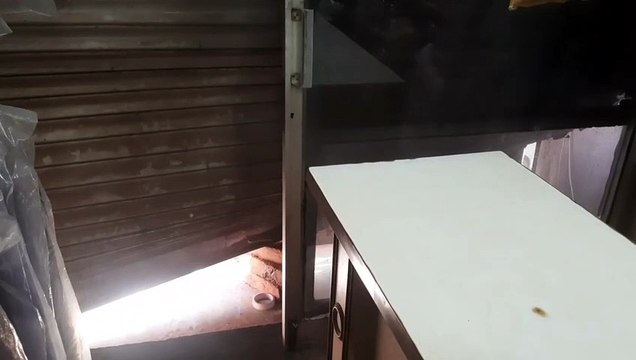 दुकान का शटर उखाड़कर बीस हजार की नकदी समेत कपड़े चोरी