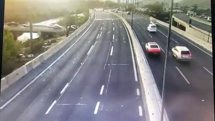 Perseguição policial resulta em "chuva de dinheiro" em rodovia no Chile