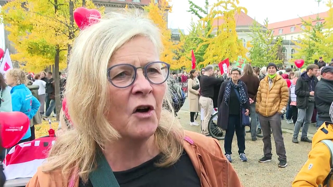 Tausende Menschen gehen für Solidarität in der Krise auf die Straße