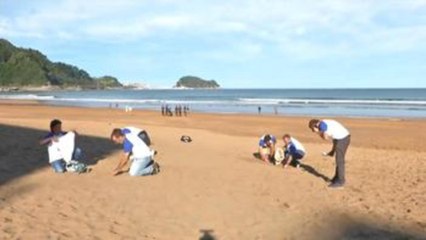 Abanca inicia su programa ambiental en Euskadi con la limpieza de la playa de Zarautz  (V)