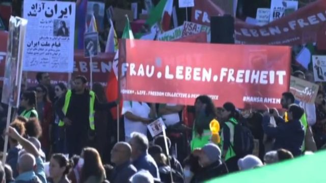 A Berlino mega manifestazione per la libertà delle donne in Iran