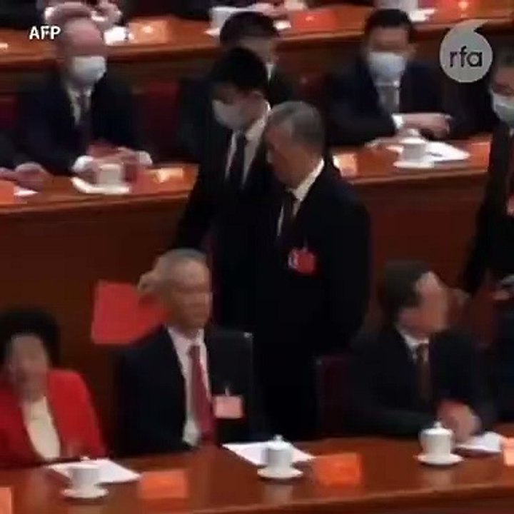 La llamativa escena de la expulsión del ex presidente chino Hu Jintao del Congreso del Partido Comunista