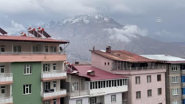 Hakkari haber: Hakkari'de yüksek kesimlere kar yağdı