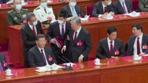 الساعة 60| مشهد غير مفهوم.. اقتياد رئيس الصين السابق إلى خارج قاعة مؤتمر الحزب الشيوعي