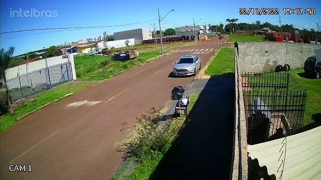 Internauta relata que vizinhos estão queimando lixo em lote vazio no Tropical II