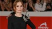 GALA VIDEO - Isabelle Huppert sublimissime : l’actrice parée de 3250 diamants sur le tapis rouge à Rome