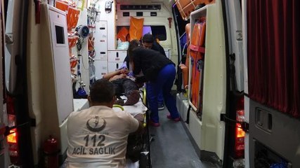 BIÇAKLI SALDIRIDA YARALANIP, AKARYAKIT İSTASYONUN MARKETİNE SIĞINARAK KURTULDU