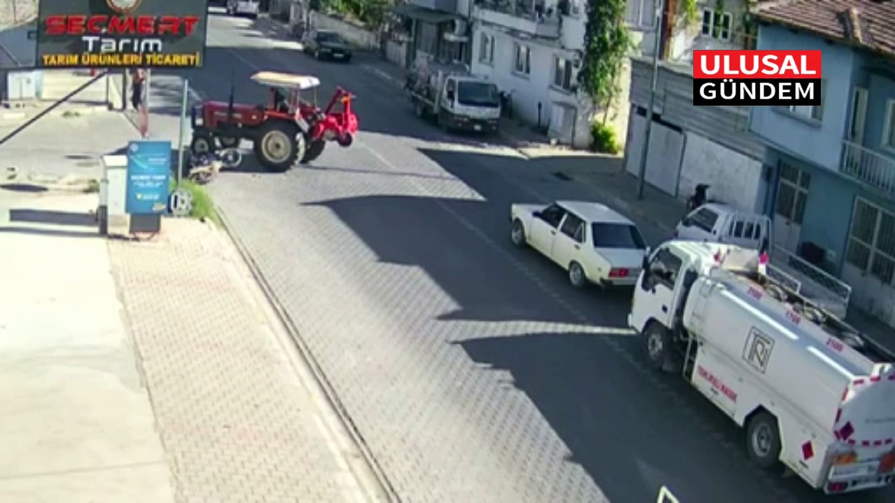 İzmir’de traktör ile motosikletin karıştığı kaza kamerada