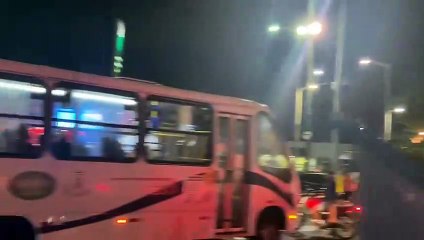 Скачать видео: Carreatas de Lula e Bolsonaro se encontram; apoiadores trocam xingamentos