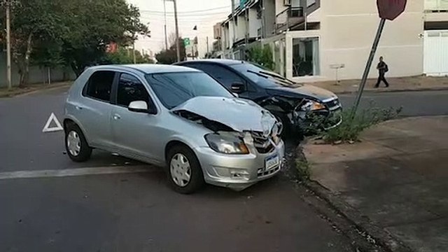 Celta e Focus batem em cruzamento no Bairro Coqueiral