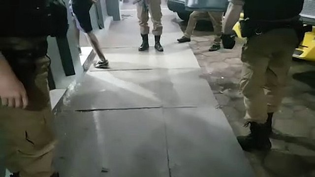 Cavalaria detém dupla e apreende arma com munições, após disparos contra casa no Bairro Brasília