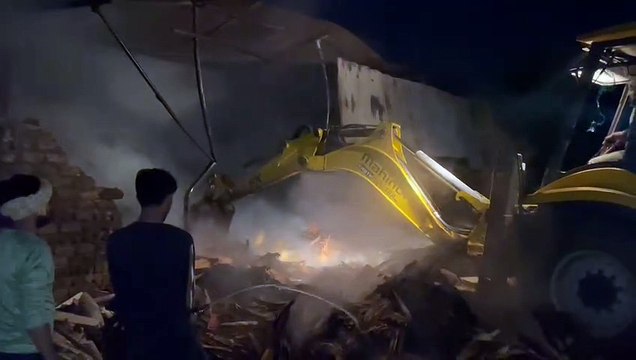 प्लाईवुड फैक्ट्री में भीषण आग, आसमान में छाया धुएं का गुबार