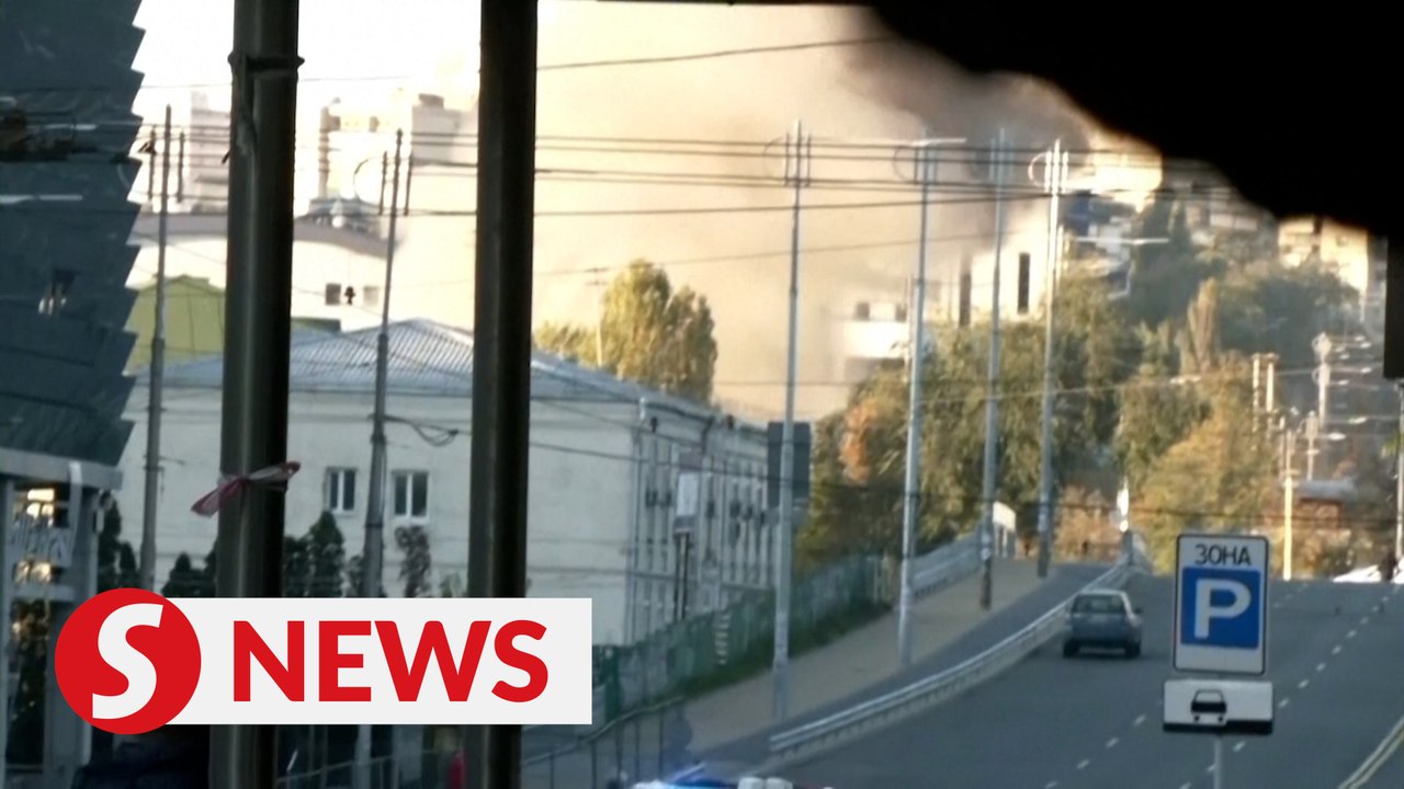 Russian missiles pound Ukraine as thousands flee Kherson