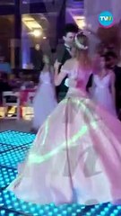 Michelle y Leandro bailan el clásico vals