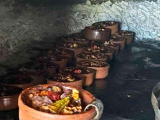 100 yıllık kaselerde 500 yıl öncesinin tarifiyle güveç yapıyorlar