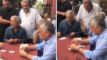 Adana Büyükşehir Belediye Başkanı Zeydan Karalar, vatandaşlarla birlikte 'batak' oynadı