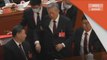 Kongres China | Bekas Presiden Hu Jintao diiring keluar