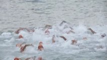 Más de mil nadadores saltan al agua en la icónica carrera en Puerto Victoria de Hong Kong