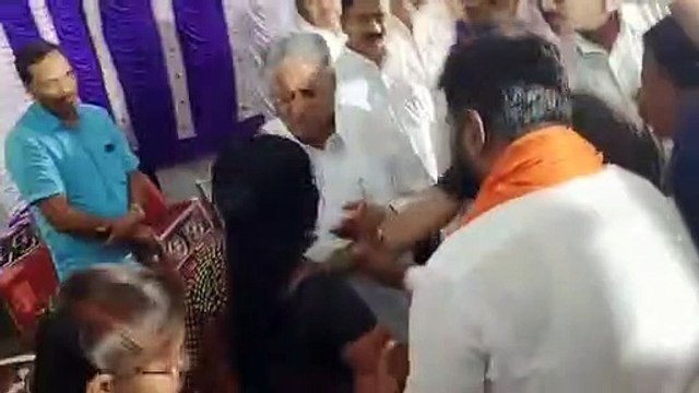 Karnataka: भाजपा के मंत्री ने महिला को जड़ दिया थप्पड़