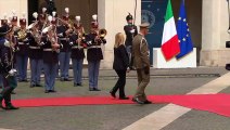 Cerimonia campanella, Meloni arriva a Palazzo Chigi: l'auto è italiana, Alfa Giulia