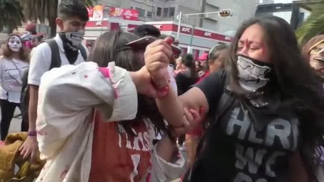 Una horda de zombis invade las calles de Ciudad de México