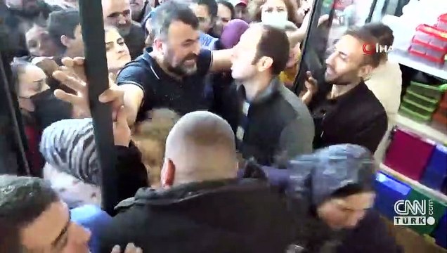 Mağaza açılışında indirim izdihamı