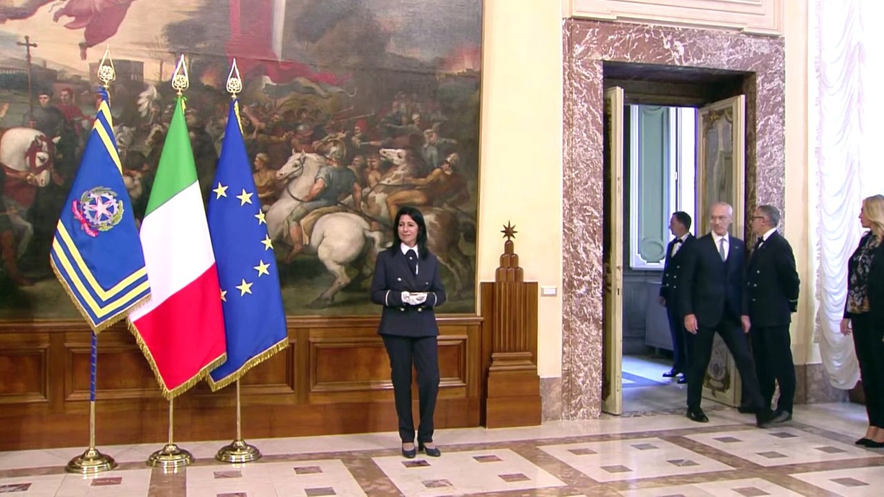Draghi consegna la campanella a Meloni: la premier sorride al suono cristallino a favore dei flash