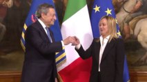 Governo, Mario Draghi consegna la 'campanella' a Giorgia Meloni