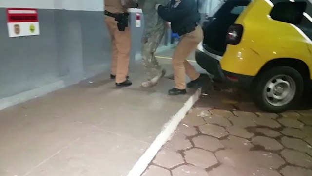 Homem em posse de faca é detido acusado de ameaçar companheira no Bairro Periolo