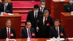 لحظة إخراج الرئيس الصيني السابق هو جين تاو من الجلسة الختامية لمؤتمر الحزب الشيوعي الحاكم