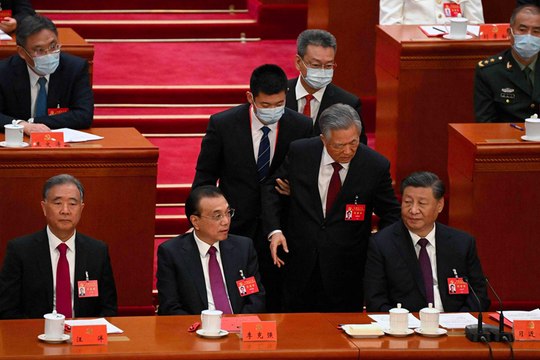 لحظة إخراج الرئيس الصيني السابق هو جين تاو من الجلسة الختامية لمؤتمر الحزب الشيوعي الحاكم