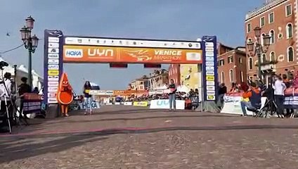 Venice Marathon 2022, Mutai taglia il traguardo