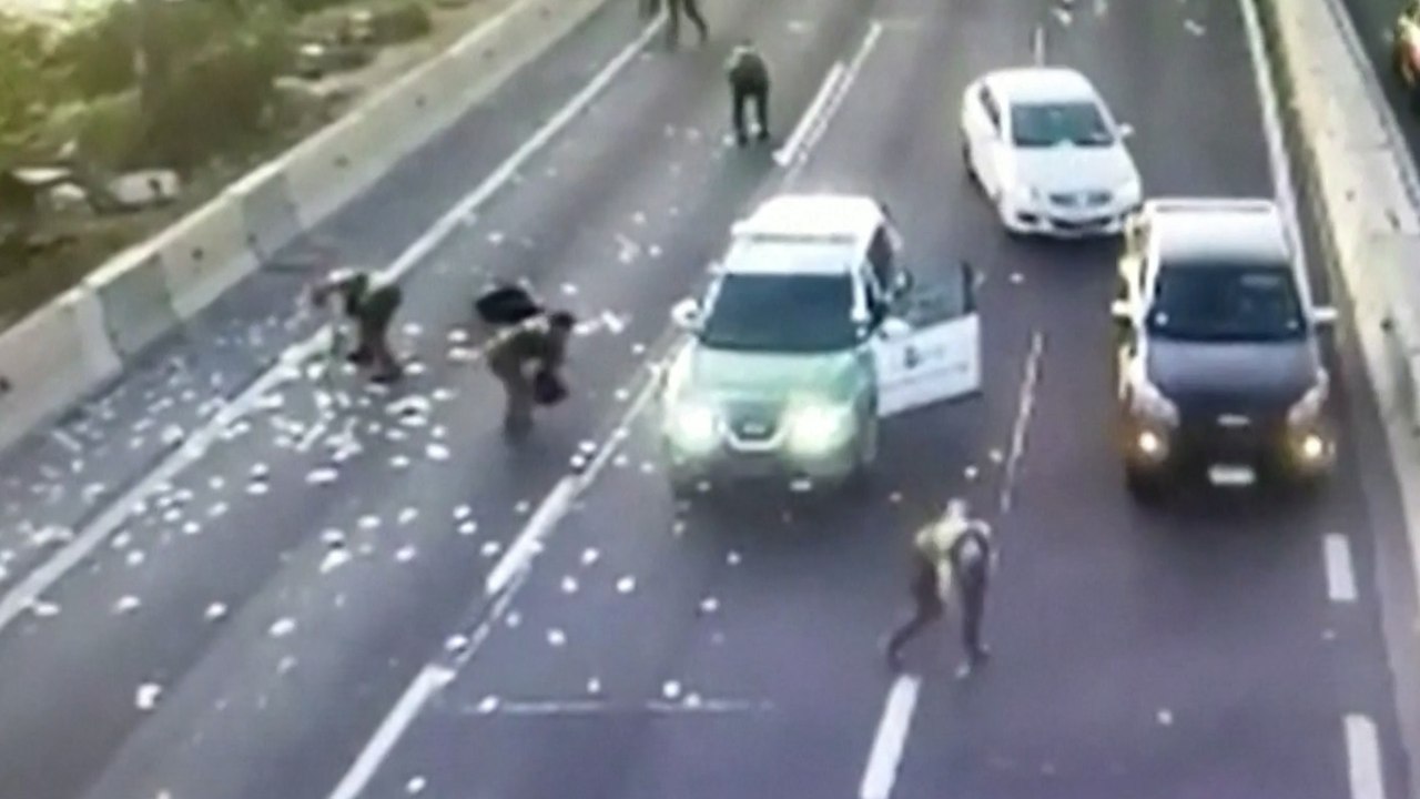 Une incroyable pluie de billets sur une autoroute au Chili, après un cambriolage spectaculaire