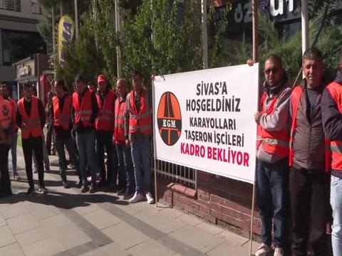 Sivas haberi: Kemal Kılıçdaroğlu, Sivas'ta Kadro Bekleyen Taşeron İşçilerle Görüştü: Devlet Taşeron Çalıştırmaz. Sizin İçin de Mücadele Edeceğim
