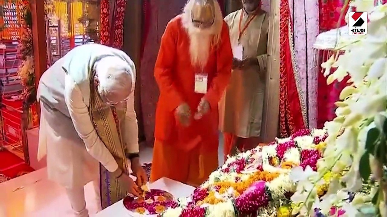 PM મોદી અયોધ્યા પહોંચ્ચા: વૈદિક મંત્રોચ્ચાર સાથ...