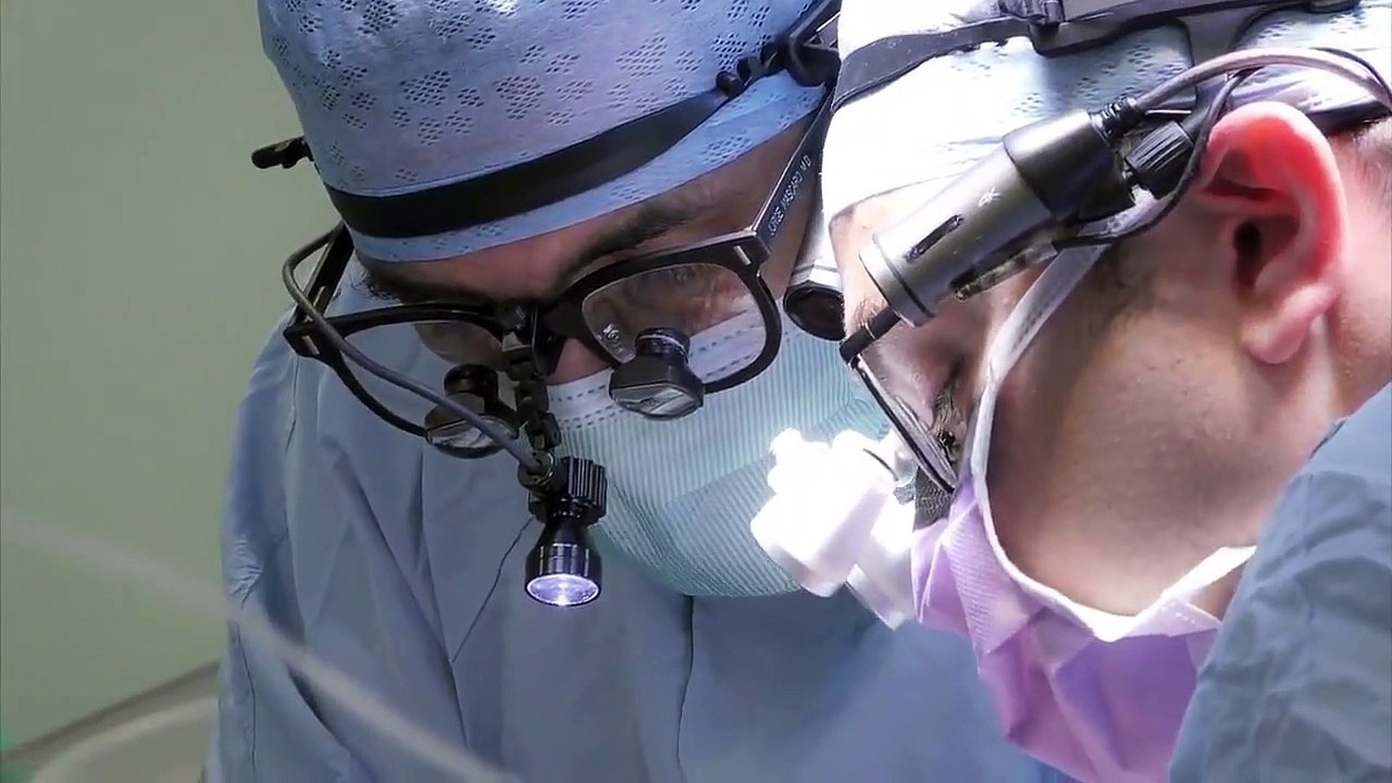 Surgeons - At the Edge of Life - Se2 - Ep01 - One False Move HD Watch HD Deutsch