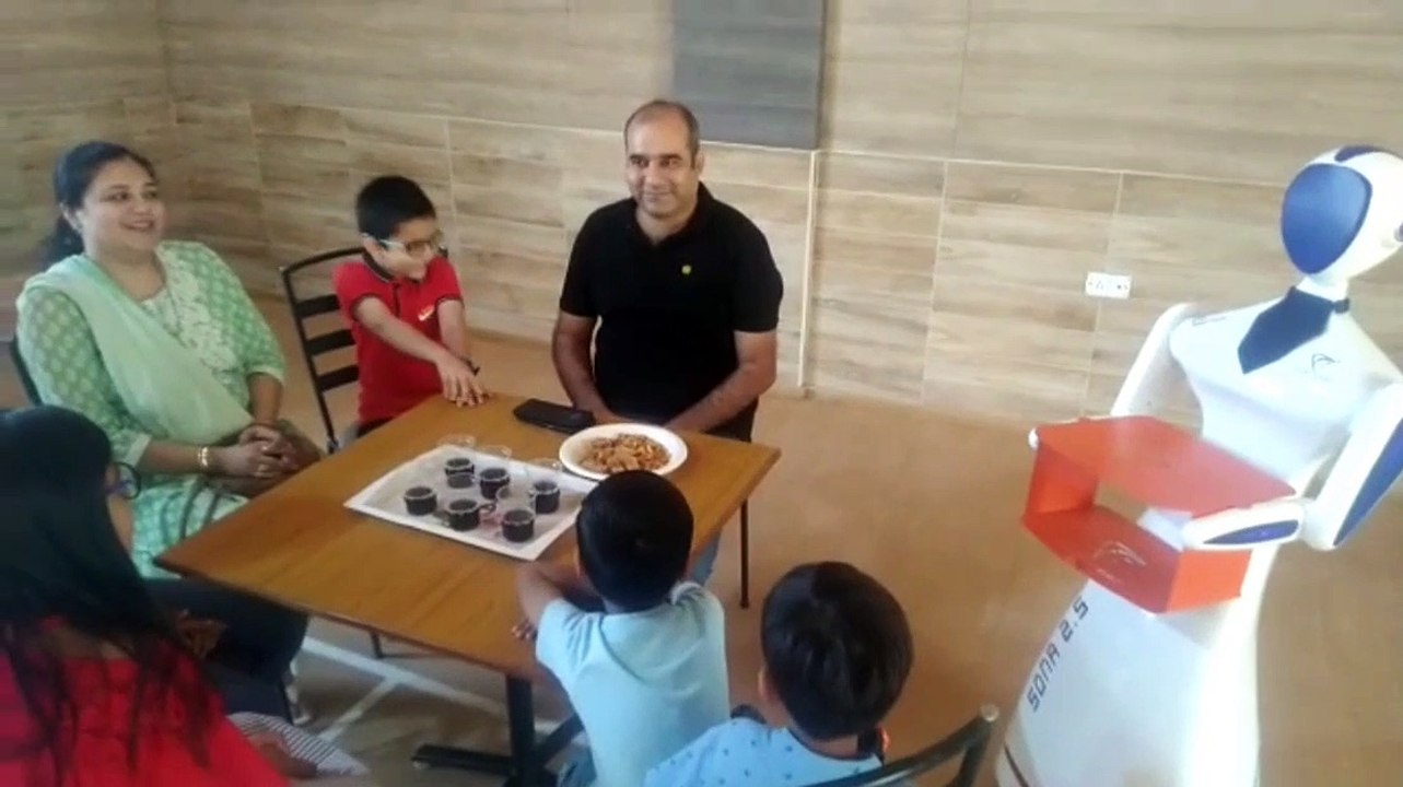 Video-यहां रोबोट ले रहे कस्टमर्स से ऑर्डर और कर...