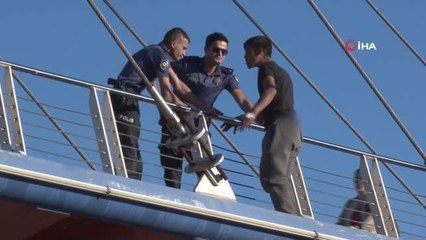 Üst geçit üzerinde intihar teşebbüsü polisin kollarında son buldu