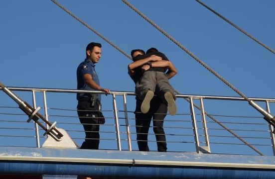 Son dakika haber... YAYA ÜST GEÇİDİ BARİYERLERİNE ÇIKAN GENCİ POLİS İKNA ETTİ; KUCAKLAŞARAK İNDİLER