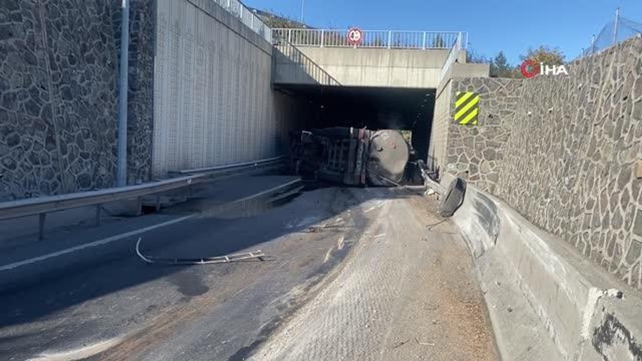 Son dakika haber! Adana'da zift yüklü tır devrildi: 1 yaralı