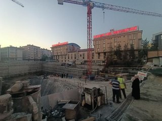 KÜÇÜKÇEKMECE'DE DUVARINDA ÇATLAKLAR OLUŞAN ÜNİVERSİTE BİNASI BOŞALTILDI