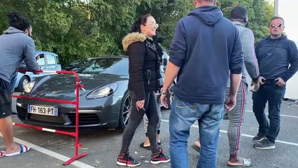 Deux Porsche essaient de couper une file d'attente à une station essence