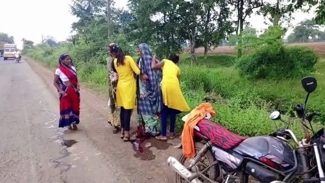 Video- दर्द से तड़पती गर्भवती का सड़क पर हुआ प्रसव, मृत बच्चे को दिया जन्म