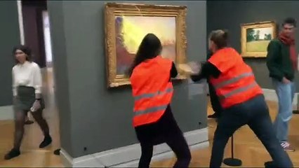 Скачать видео: Ativistas atiraram puré de batata a um quadro de Monet na Alemanha