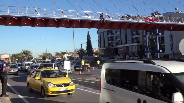 Üst geçitten atlamak üzere olan genci polis sarılarak ikna etti