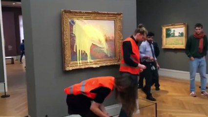 Download Video: Activistas climáticos lanzan puré de patata a un cuadro de Monet en Alemania