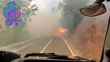 Los servicios de extinción acuden al incendio en Balmaseda por una carretera rodeada por el fuego